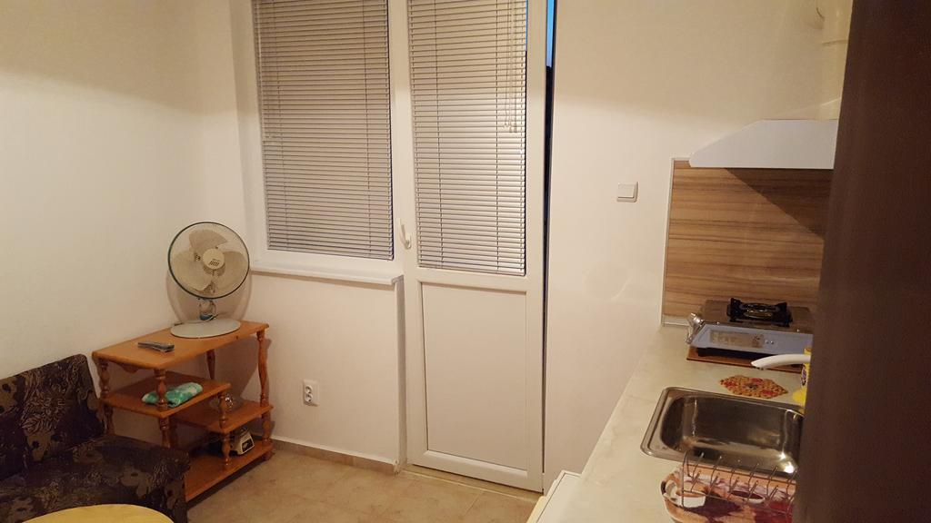 Apartment Elvira Tjernomorets Exteriör bild